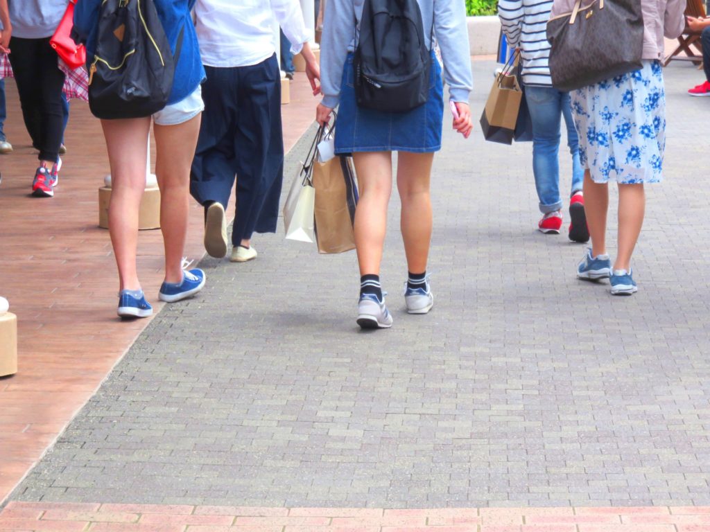 商店街を歩く人